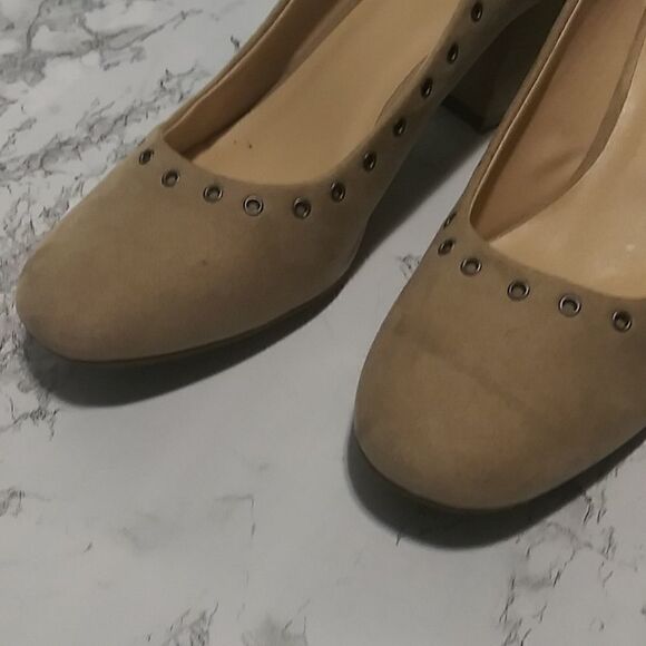 Simply styled nude faux suede block heels - Picture 2 of 9